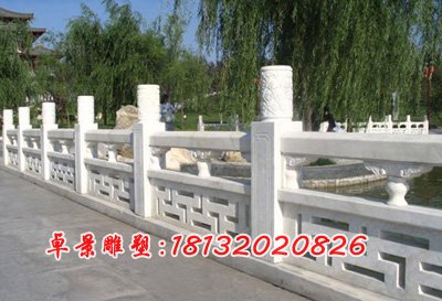 小湖邊石頭圍欄,欄桿擋板石雕