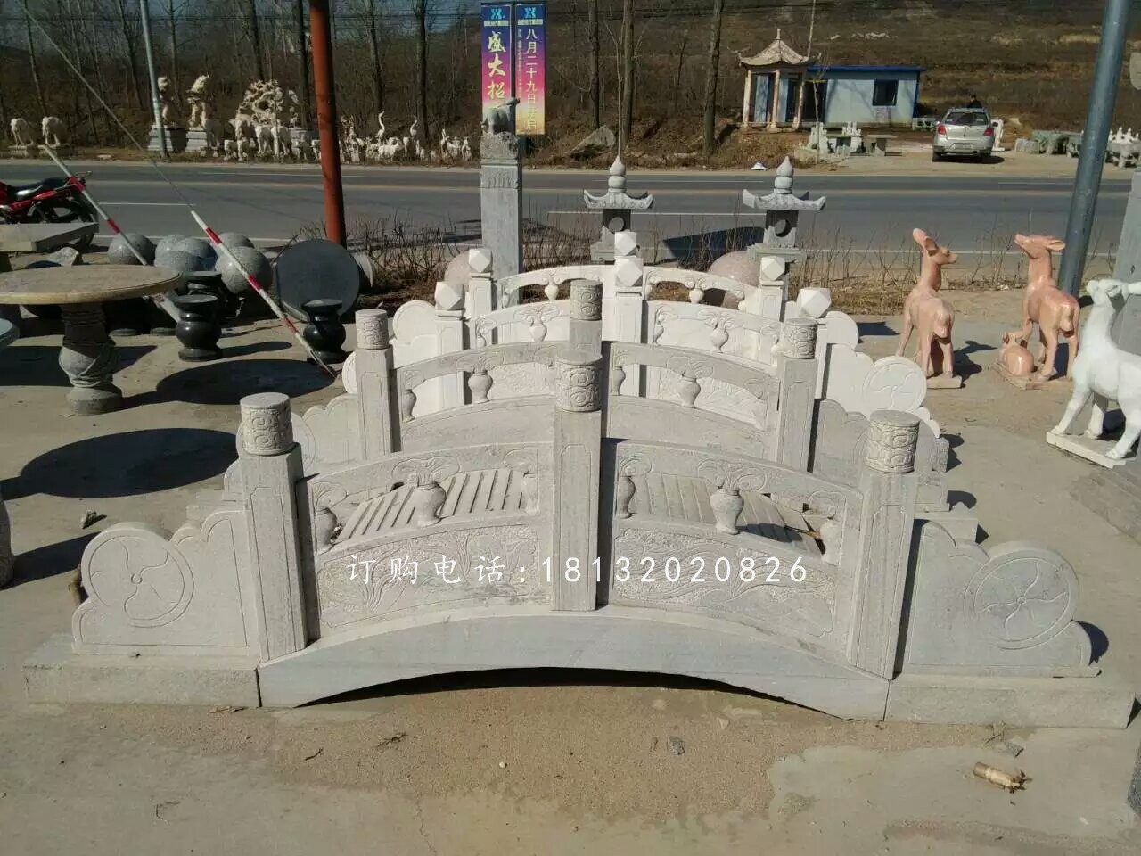 青石小橋雕塑，河邊石雕橋
