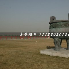 三足銅鼎,廣場青銅鼎