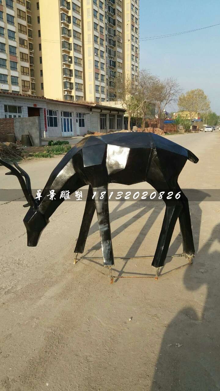 小鹿吃草雕塑,玻璃鋼抽象動物雕塑