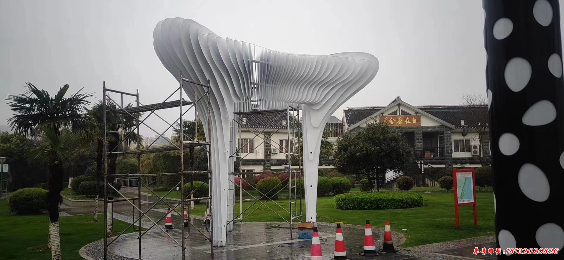 公園不銹鋼拱門(mén)雕塑