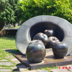 帽子里的蘋果銅雕，公園創意銅雕