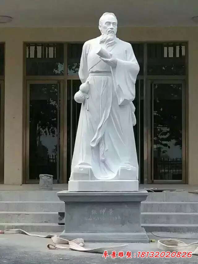 古代名醫張仲景石雕像