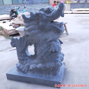 像龍一樣的魚的石雕